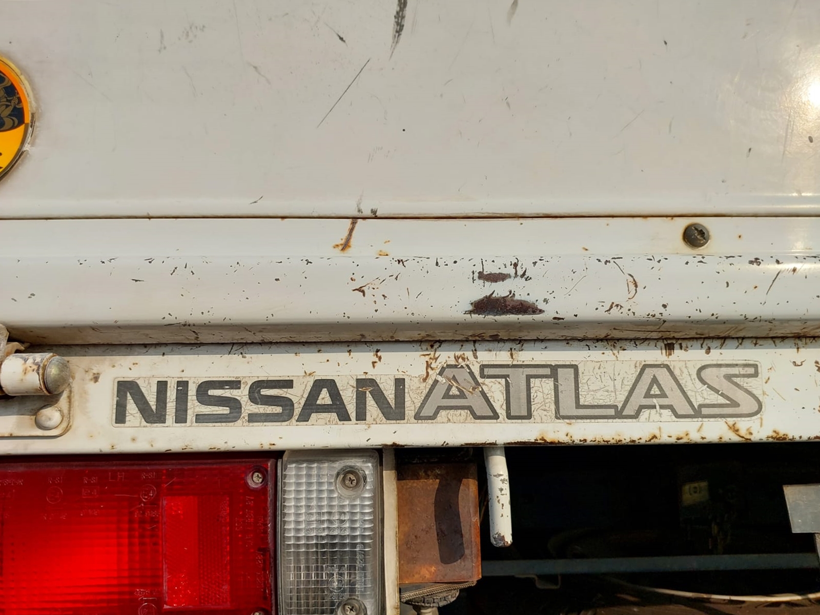 0826 NISSAN  ATLAS  3.2 M/T 4WD WHITE
