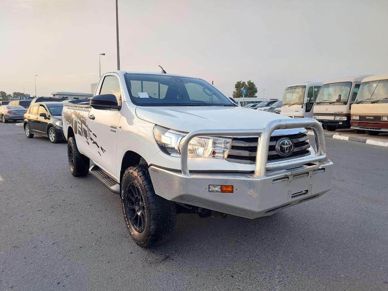 27772 TOYOTA HILUX A/T 2.8 4WD WHITE