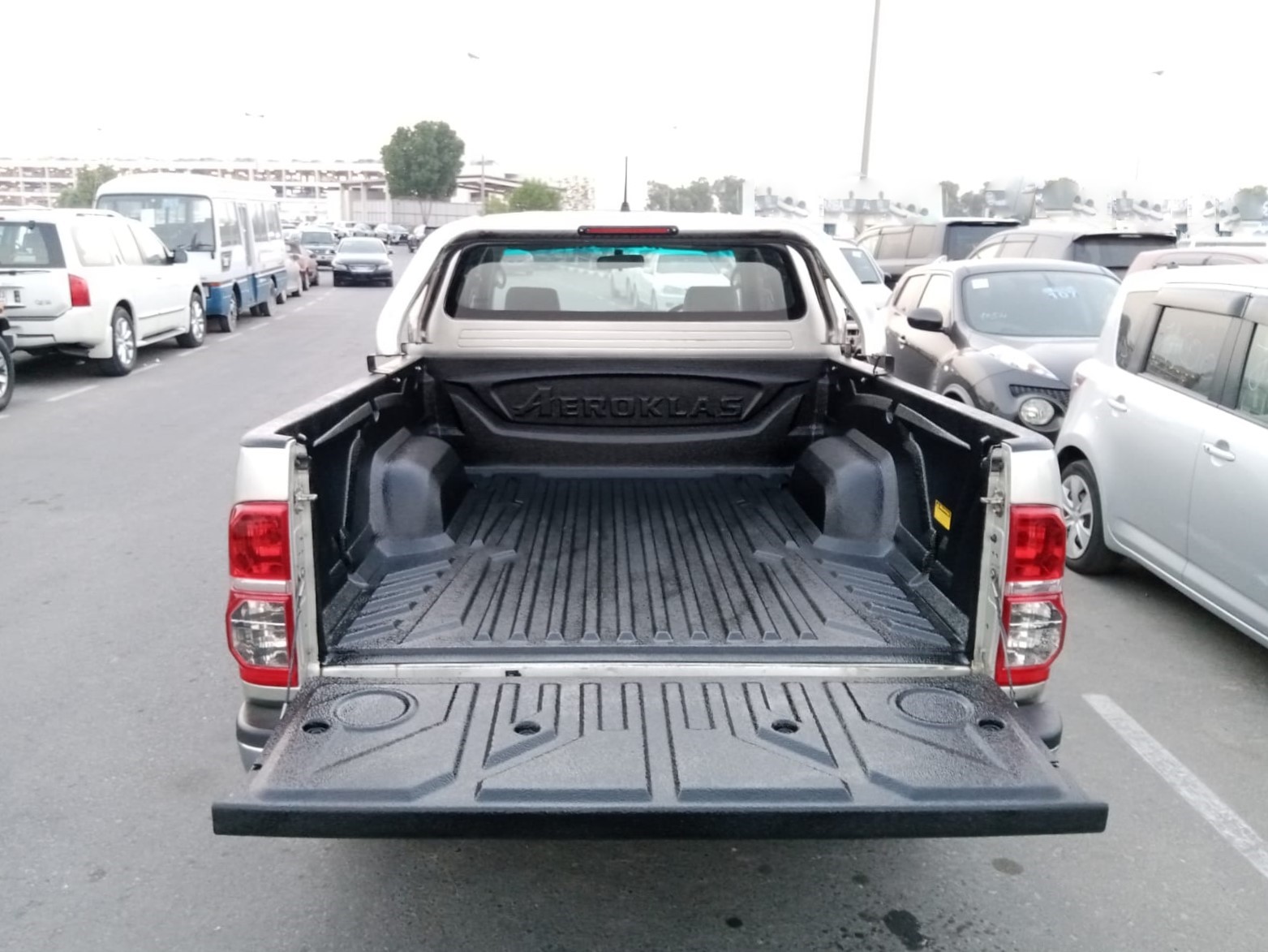 6221 TOYOTA HILUX PICK UP MT 3.0 SILVER