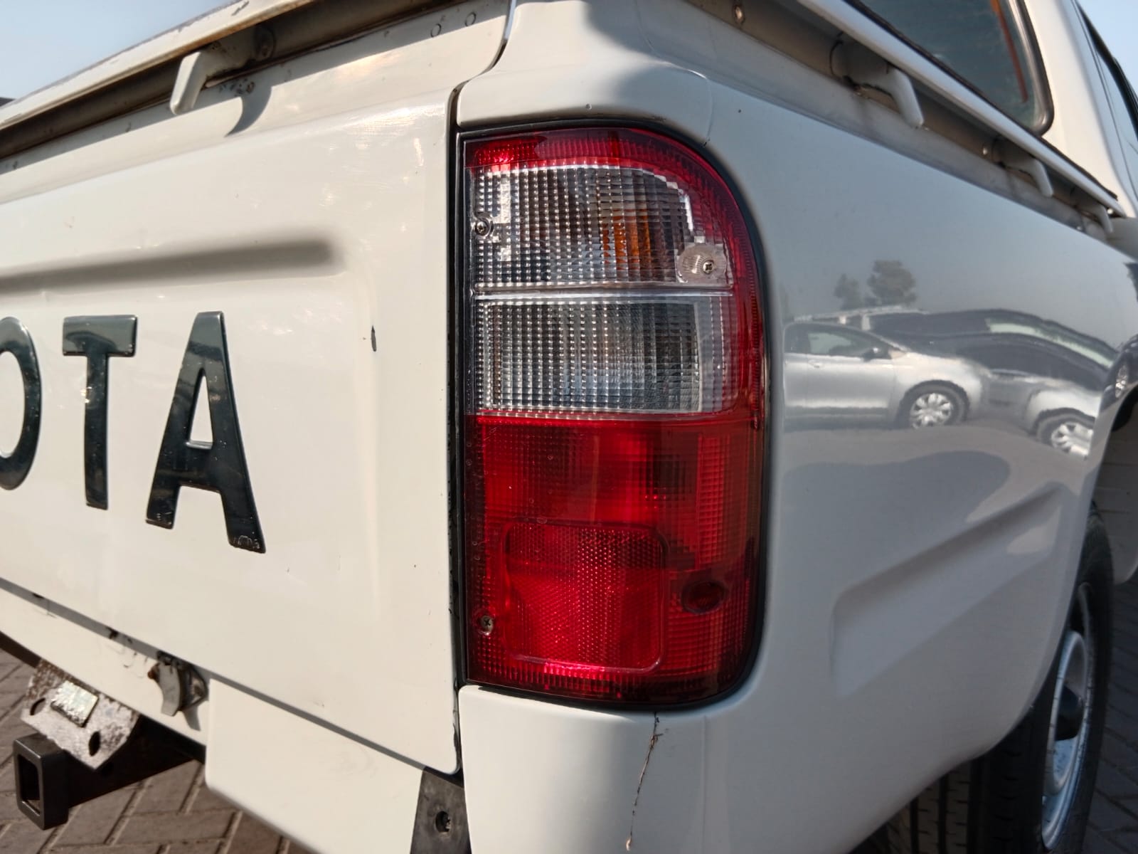 5487  TOYOTA HILUX 3.0 M/T 2 WD WHITE