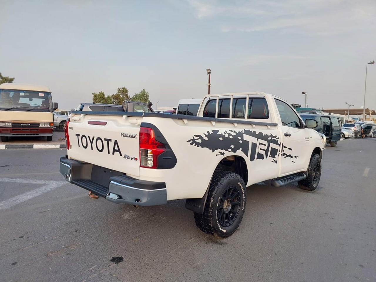 27772 TOYOTA HILUX A/T 2.8 4WD WHITE