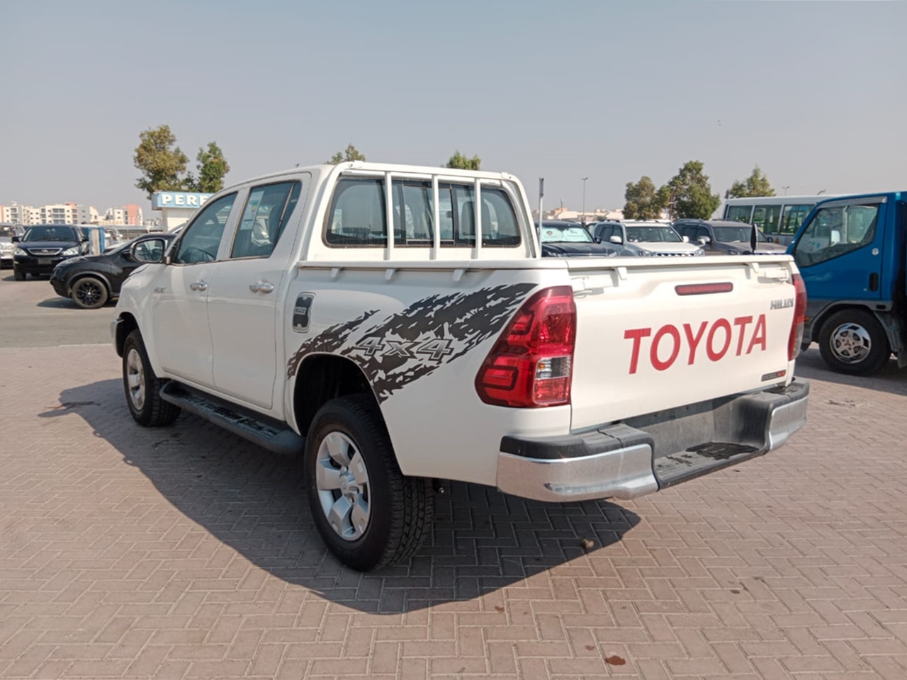 1208  TOYOTA HILUX 2.4 4WD M/T WHITE