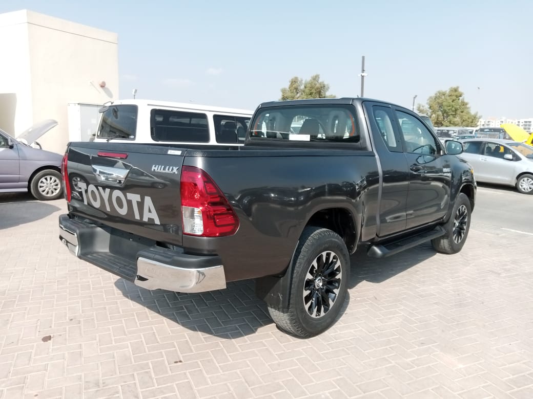 9693 TOYOTA HILUX PICK UP AT 2.8 4WD GRAY