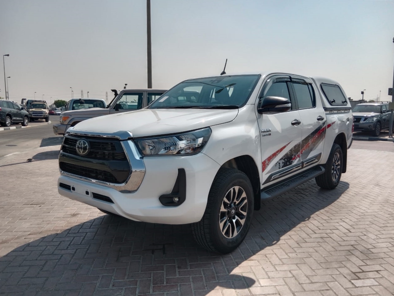 6995 TOYOTA HILUX A/T 2.8 4WD WHITE