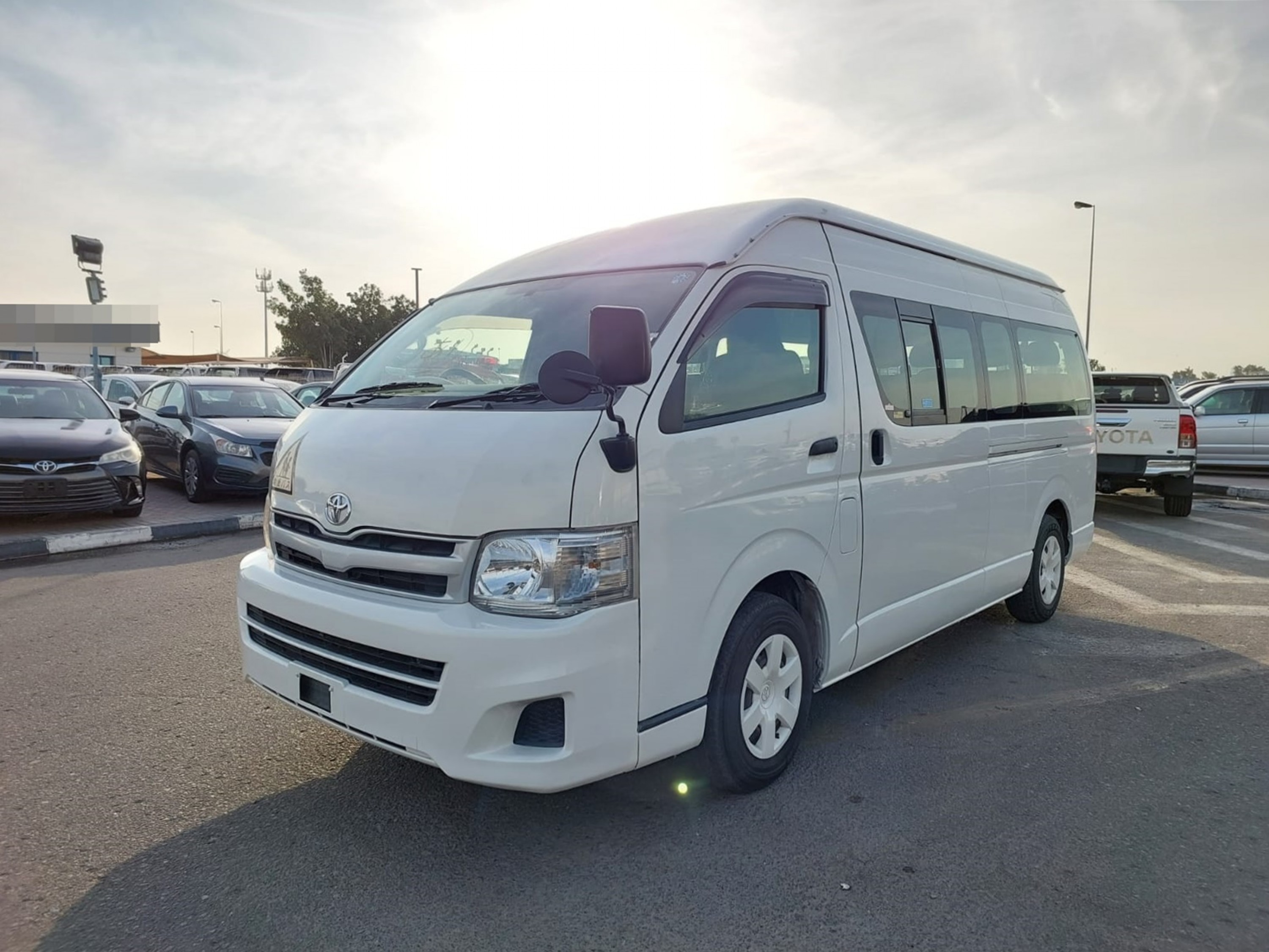 TOYOTA Hiace Commuter