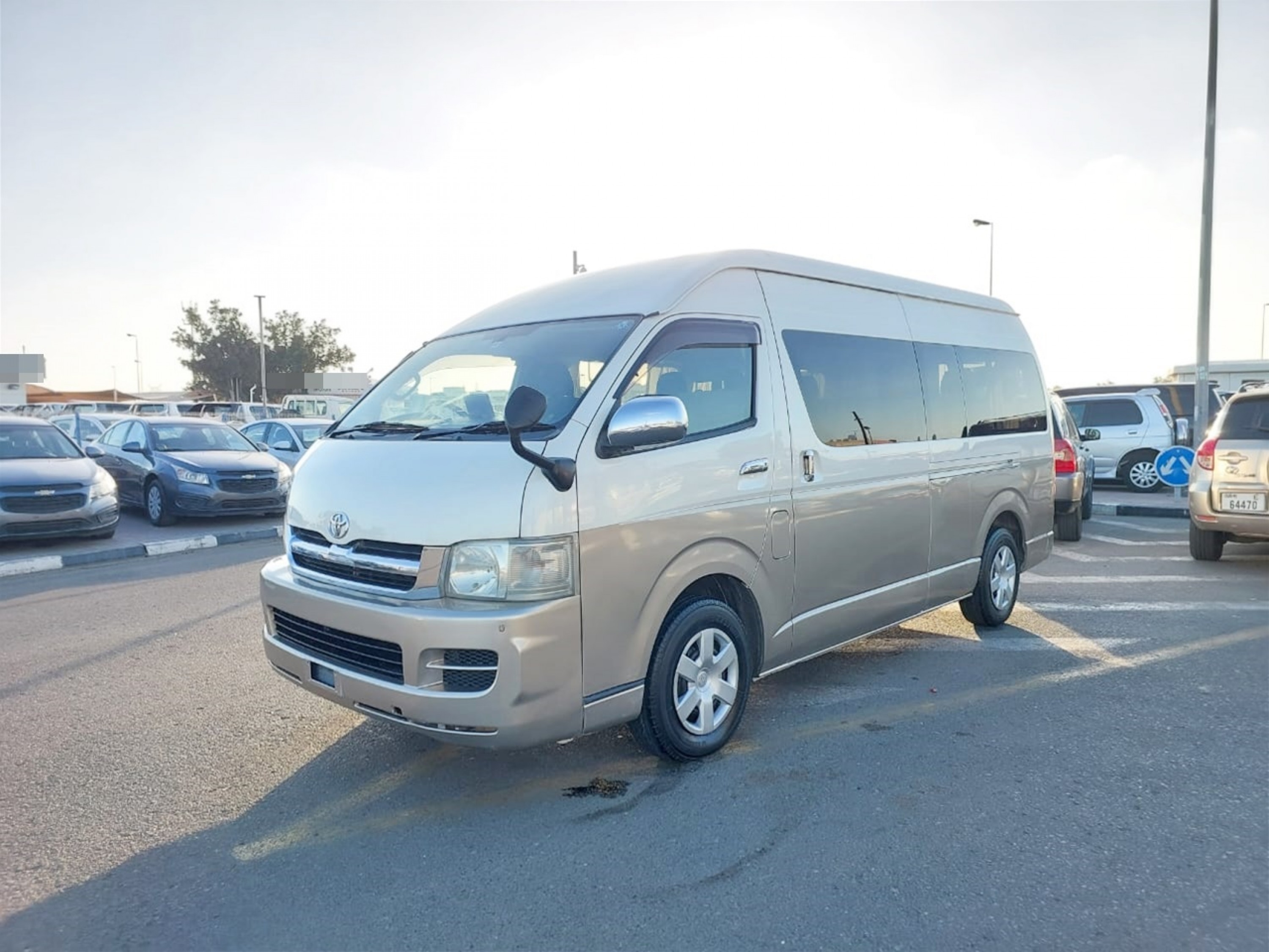 TOYOTA Hiace Commuter