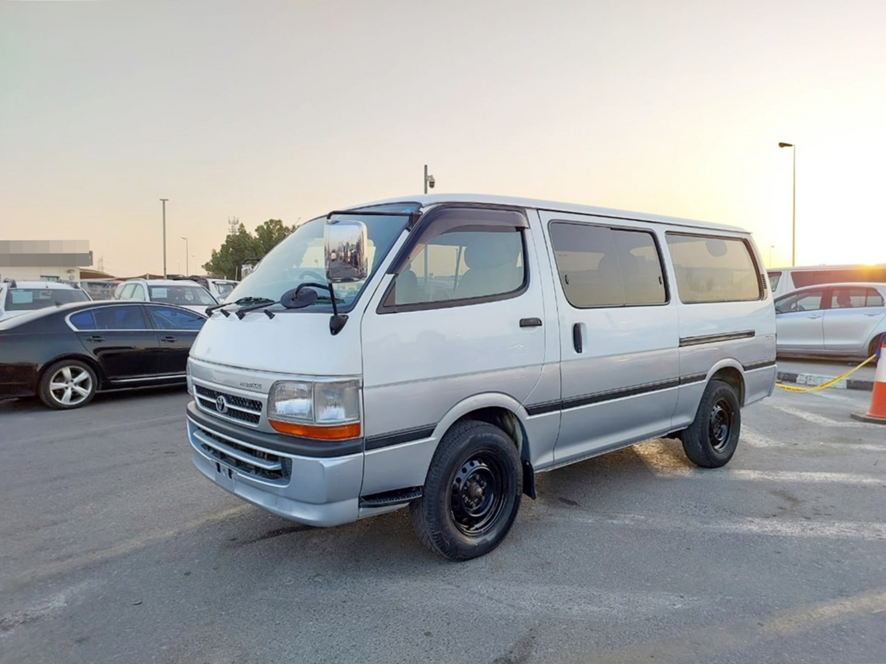 TOYOTA HIACE