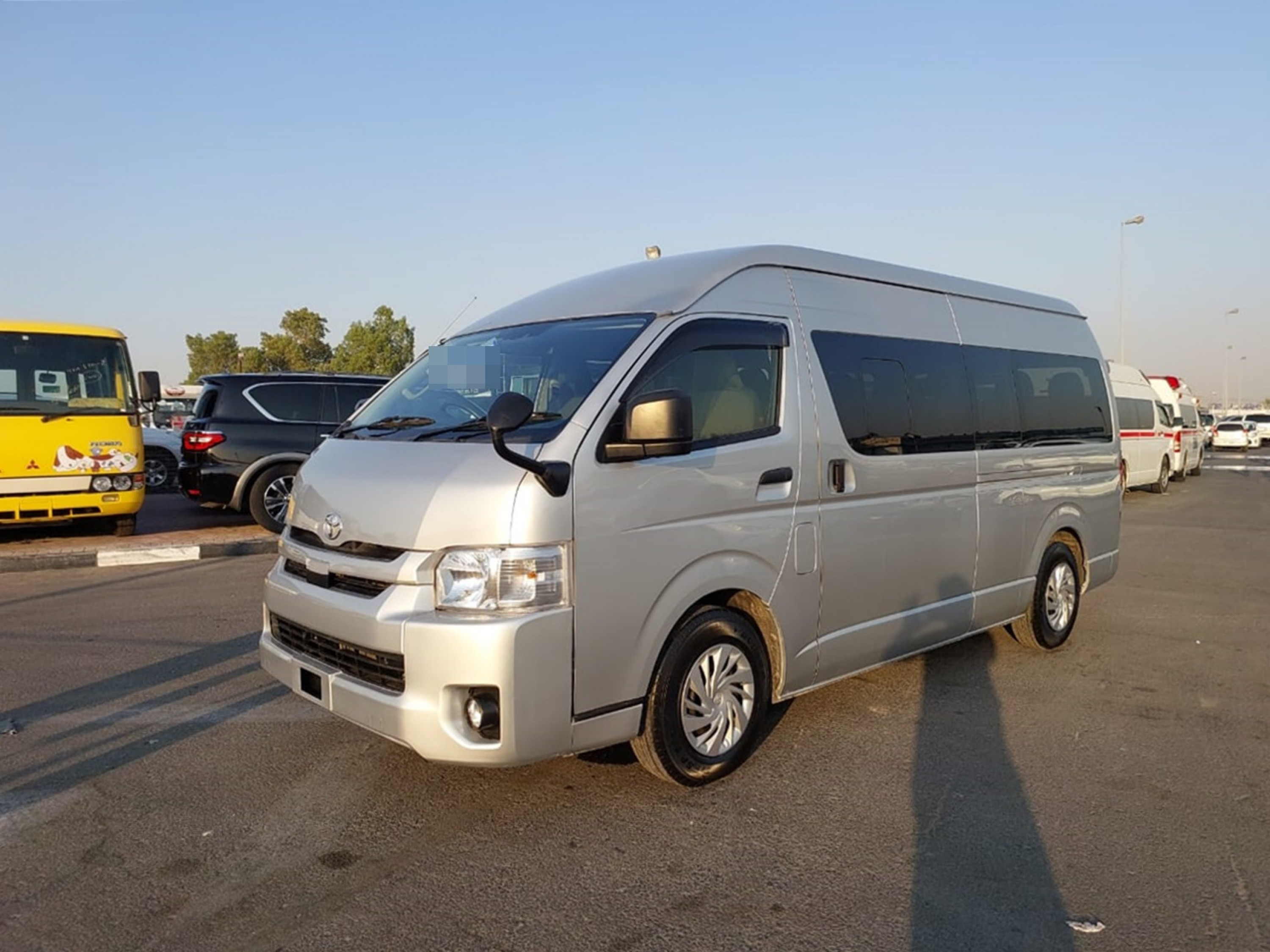 TOYOTA Hiace Commuter