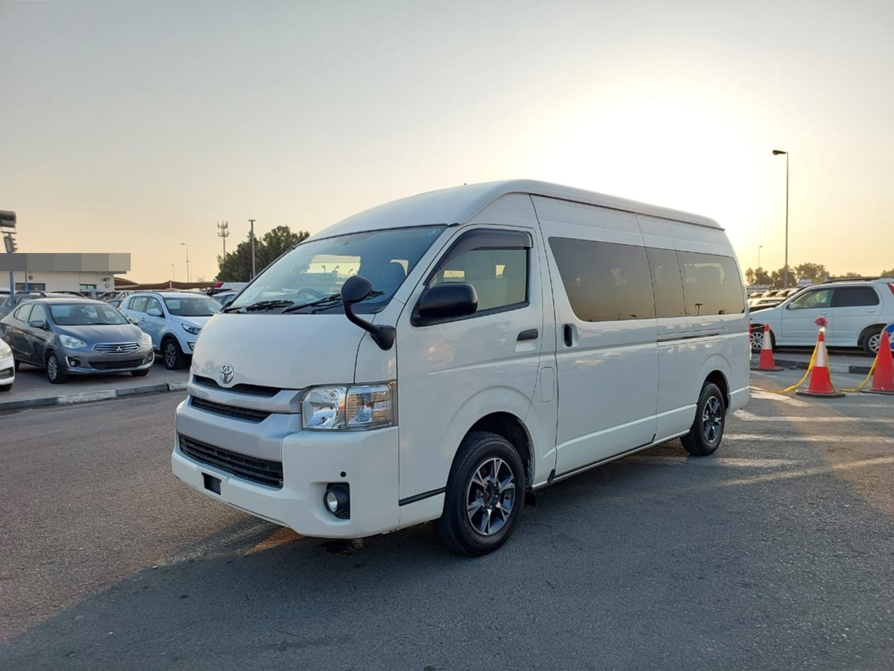 TOYOTA Hiace Commuter