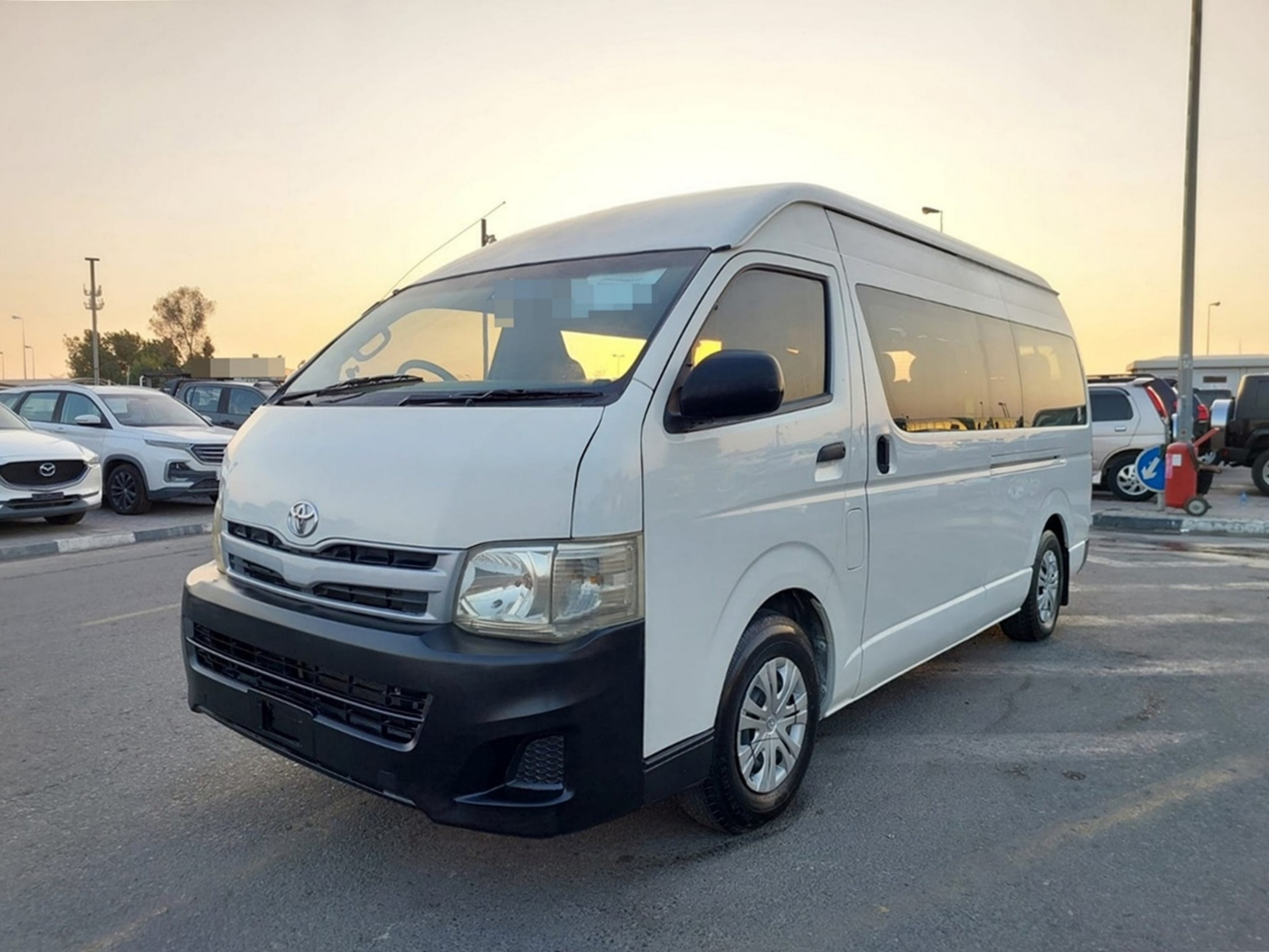 TOYOTA Hiace Commuter