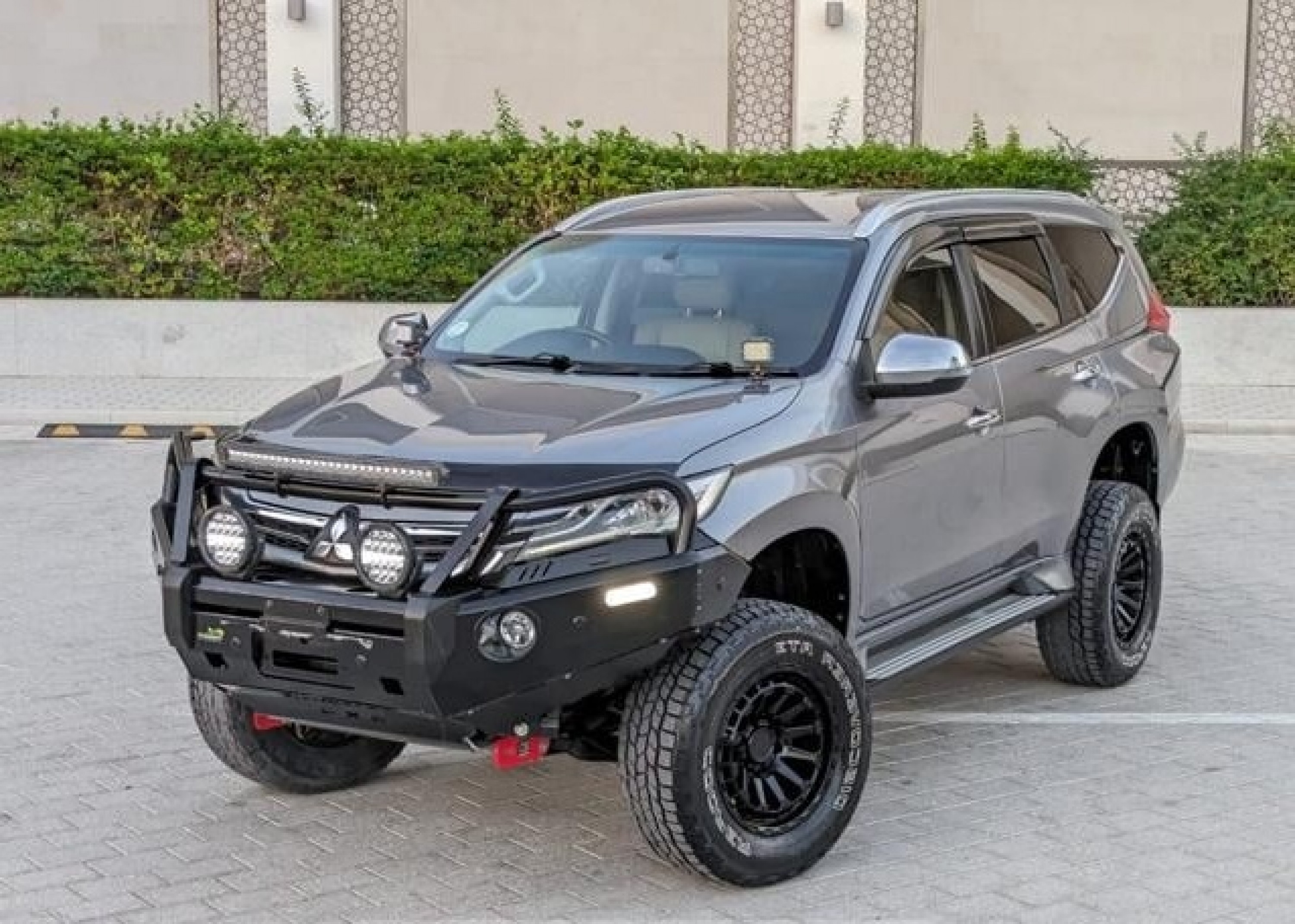 MITSUBISHI MONTERO
