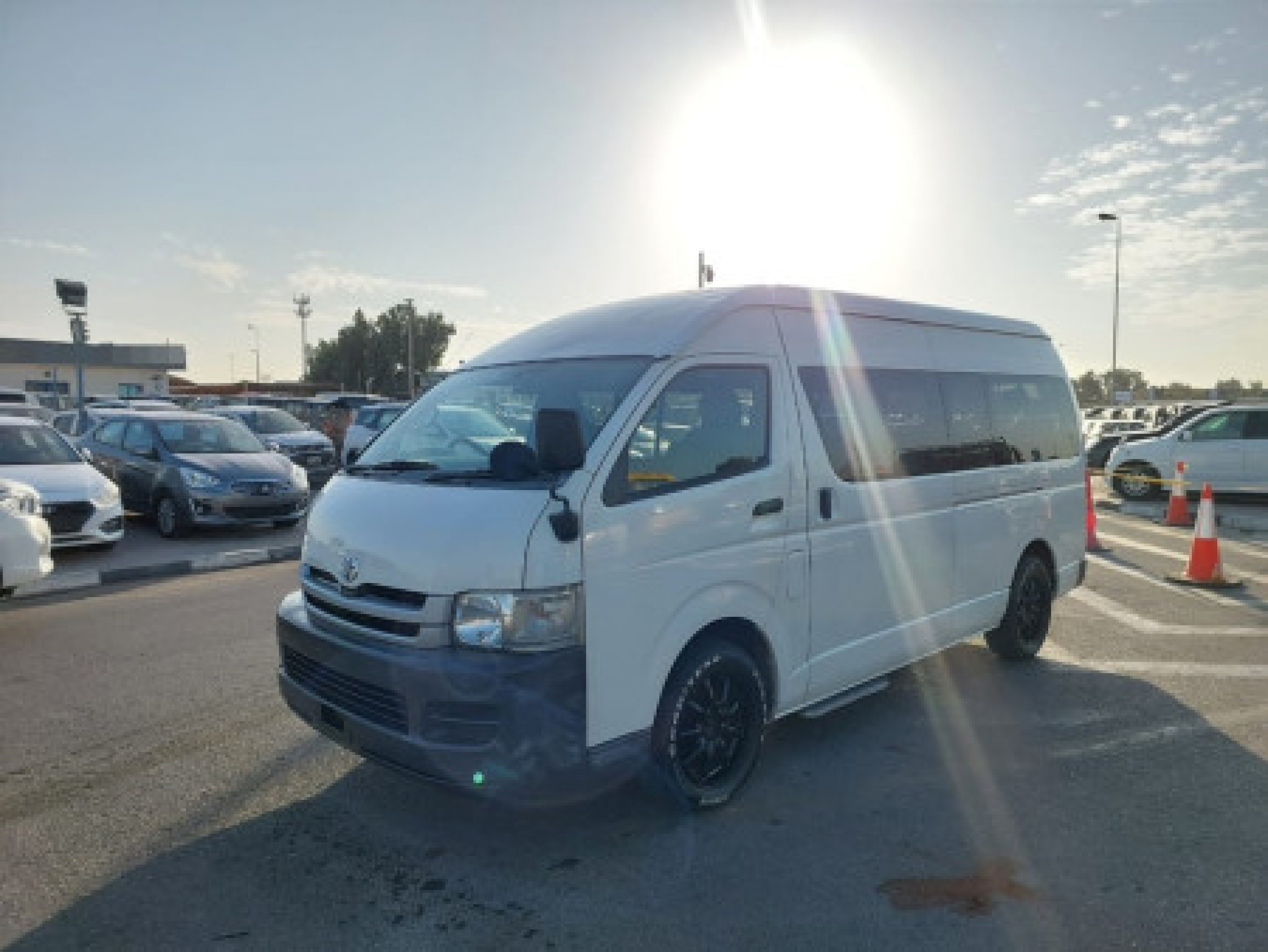 TOYOTA Hiace Commuter