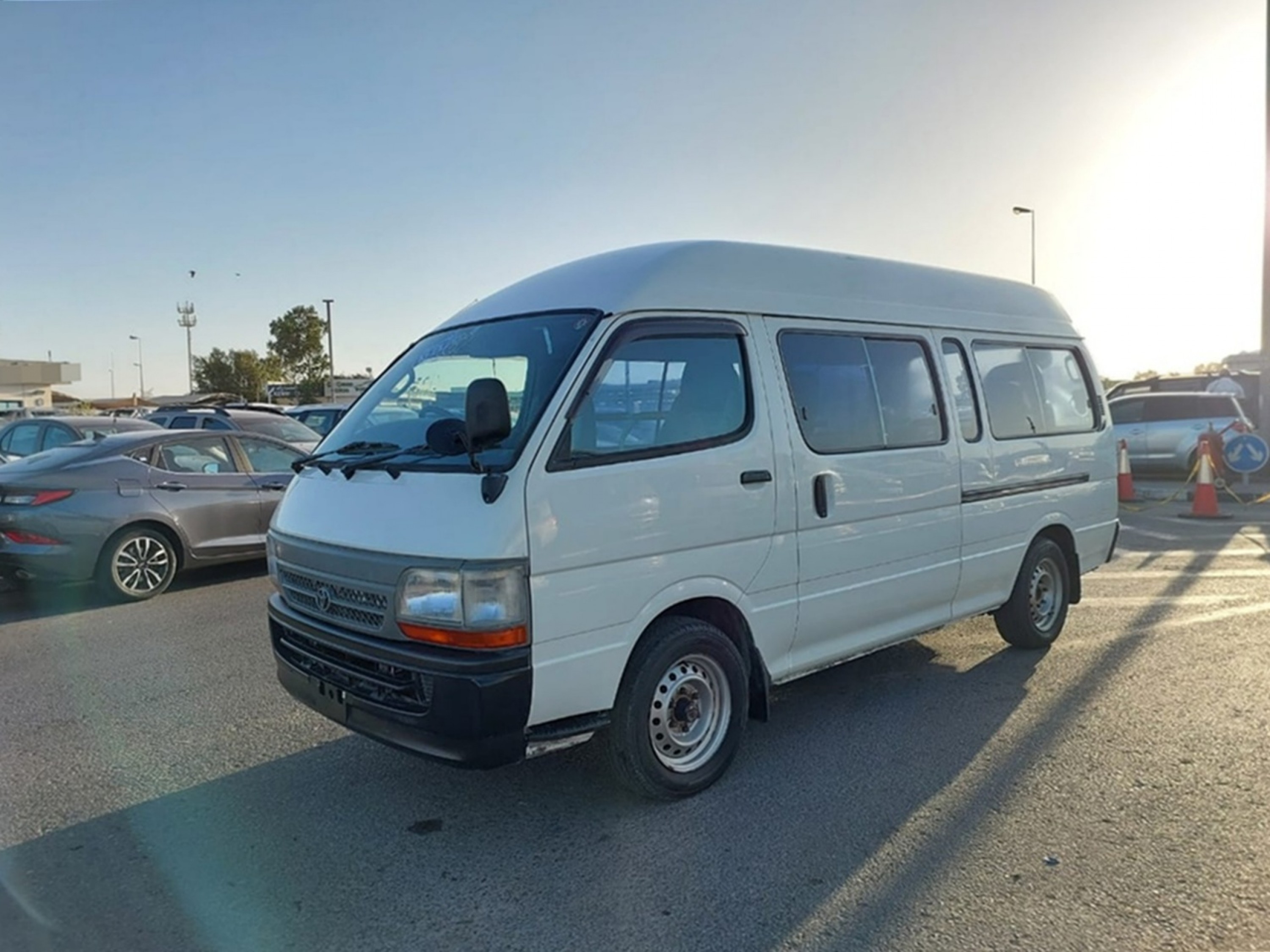 TOYOTA Hiace Commuter