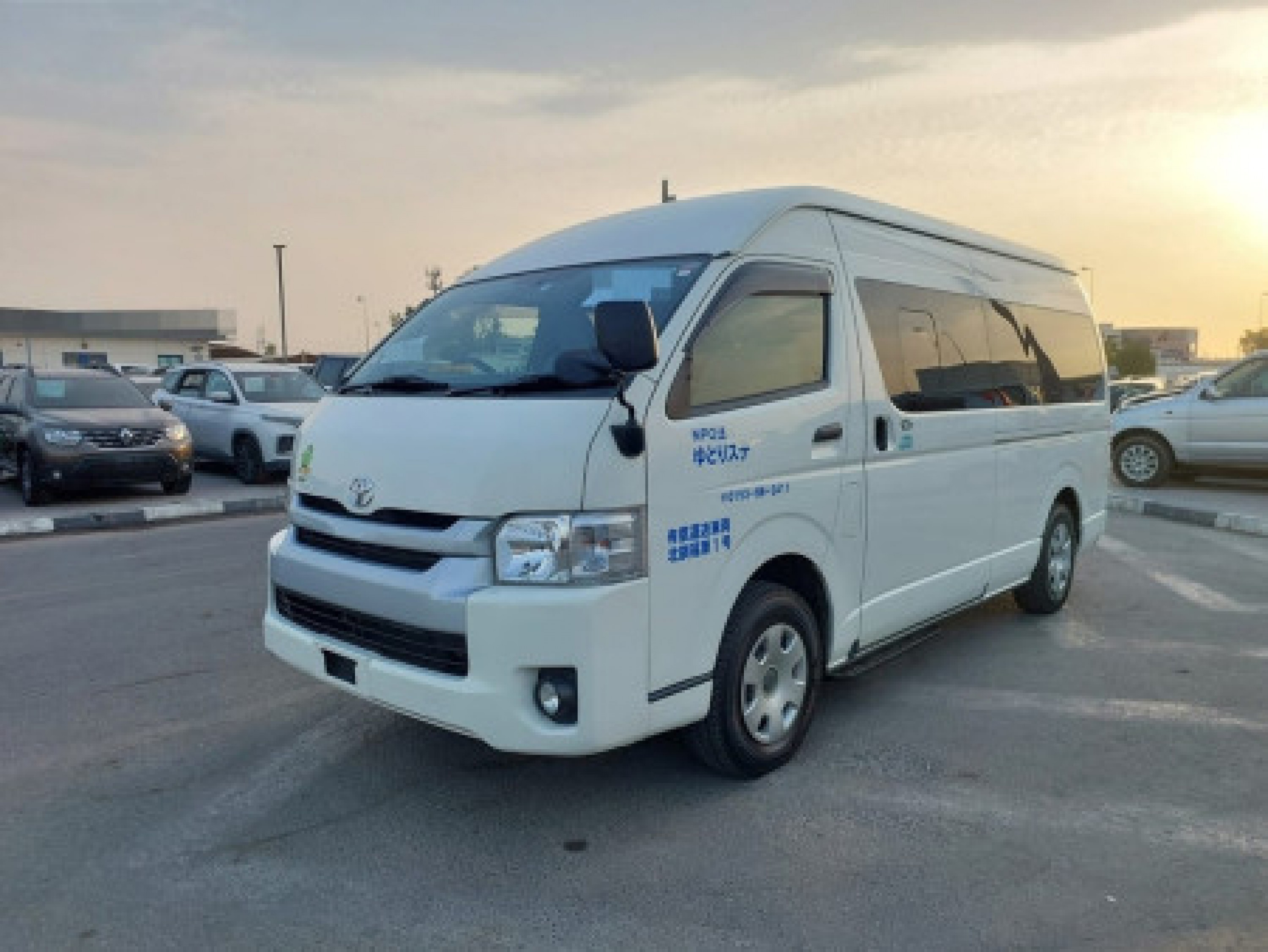 TOYOTA Hiace Commuter