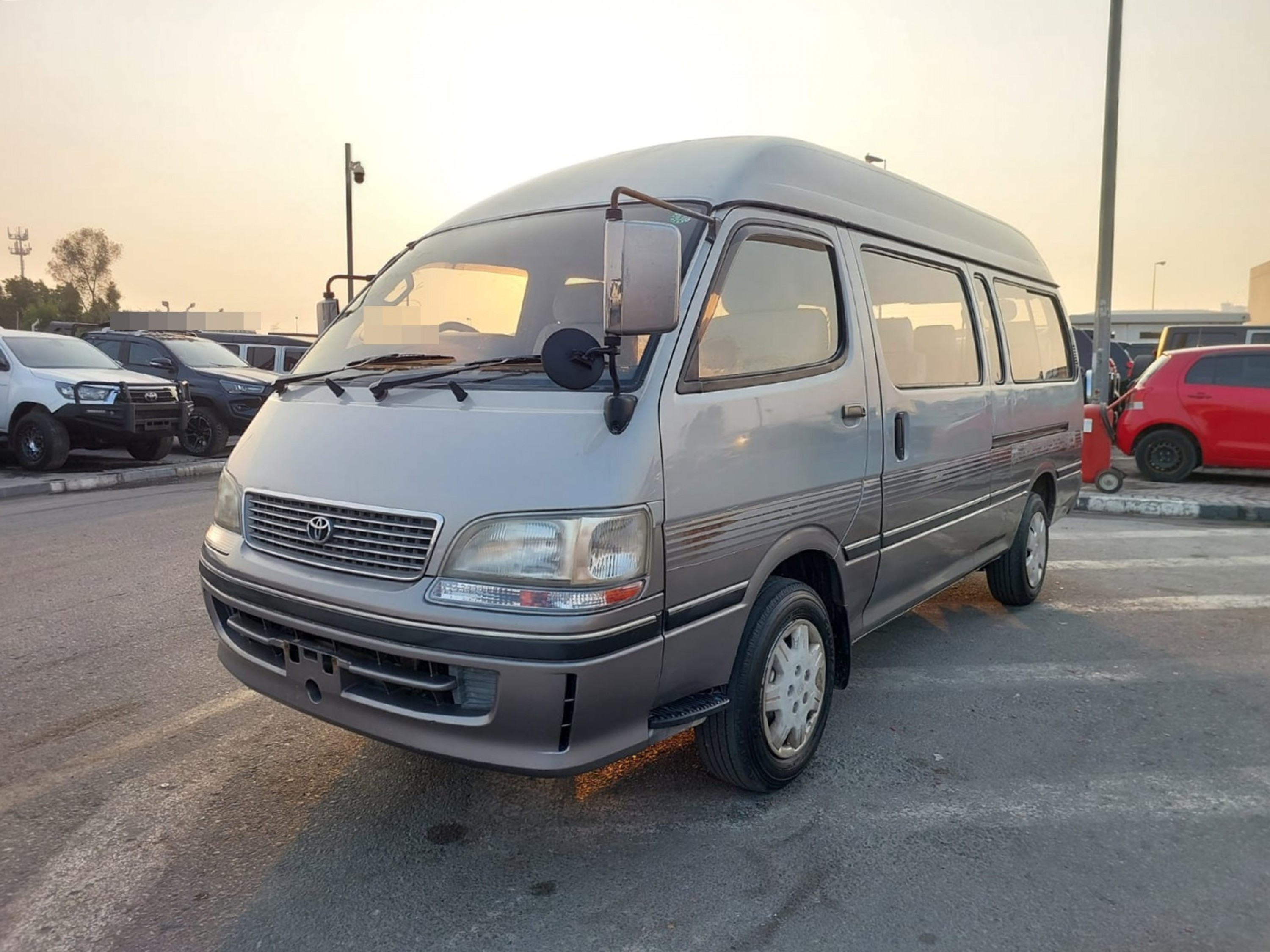 TOYOTA HIACE