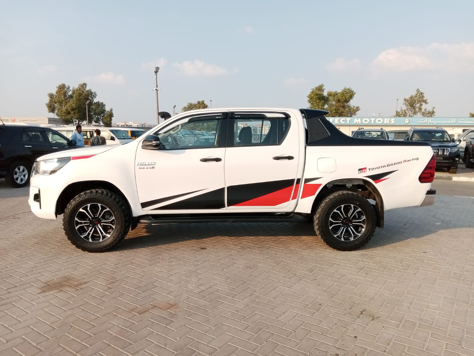 2235 TOYOTA HILUX PICK UP AT 2.8 4WD WHITE