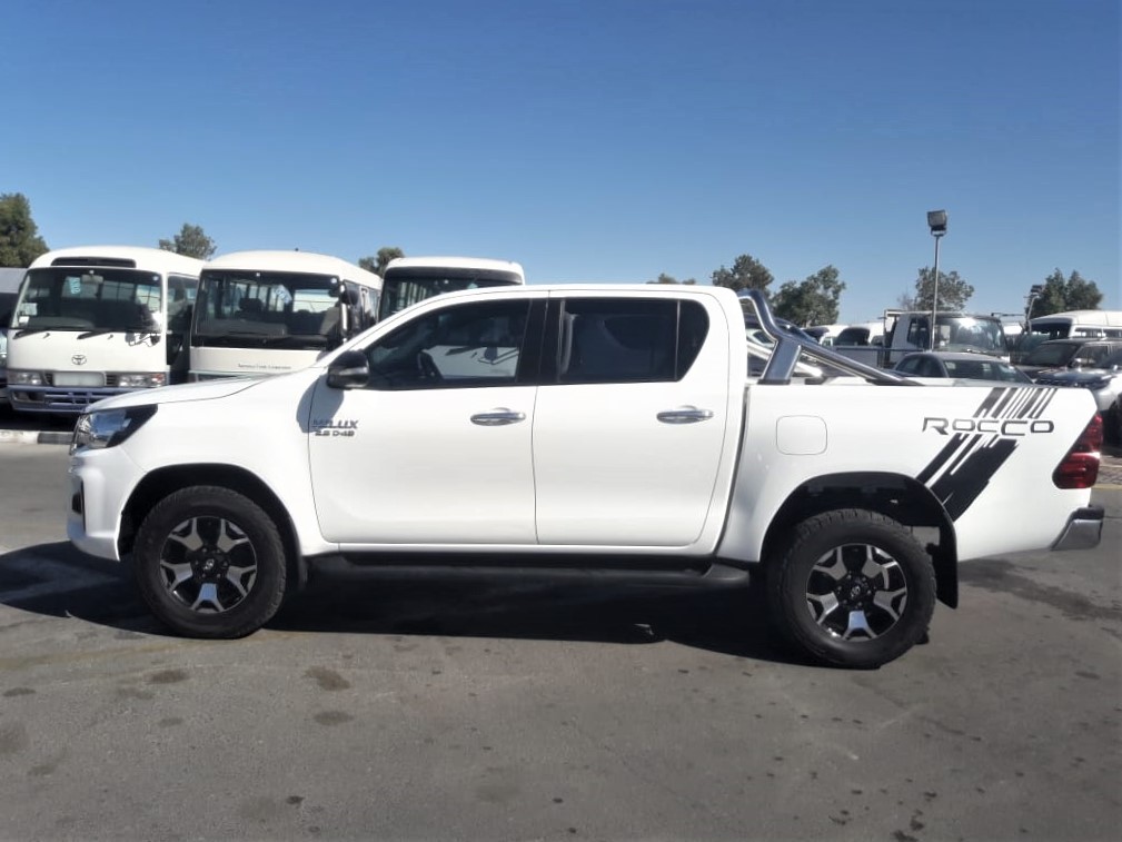 3445-TOYOTA HILUX PICKUP 2.8 AT WHITE