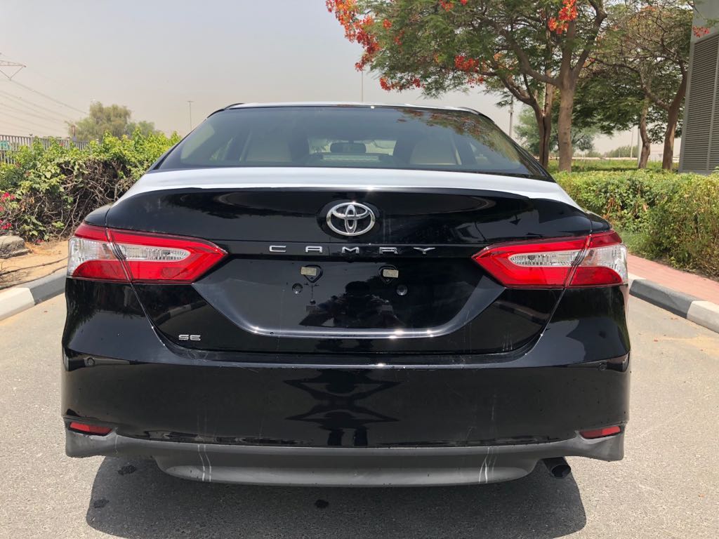 TOYOTA CAMRY 2WD  2.5 AT CAR BLACK AND SILVER