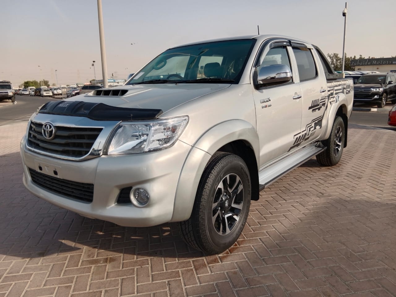 8267  TOYOTA HILUX PICK UP 3.0 SILVER