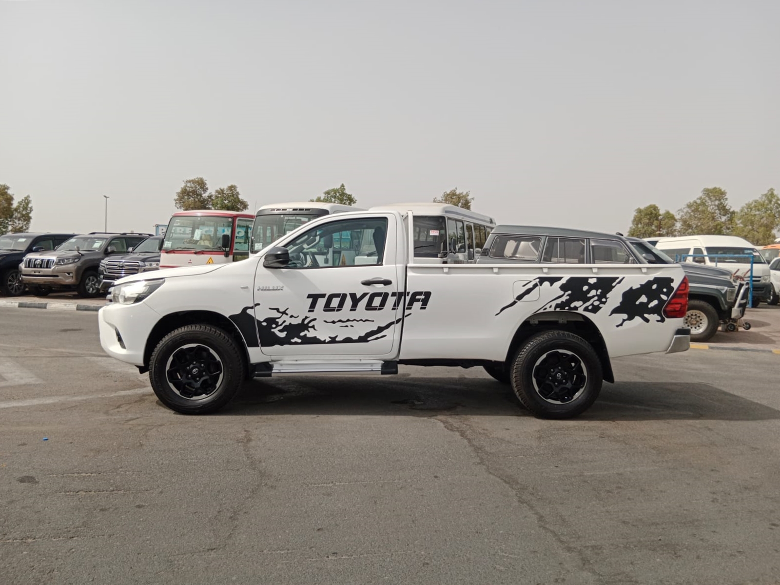 0157 TOYOTA  HILUX  2.4  M/T 4WD WHITE