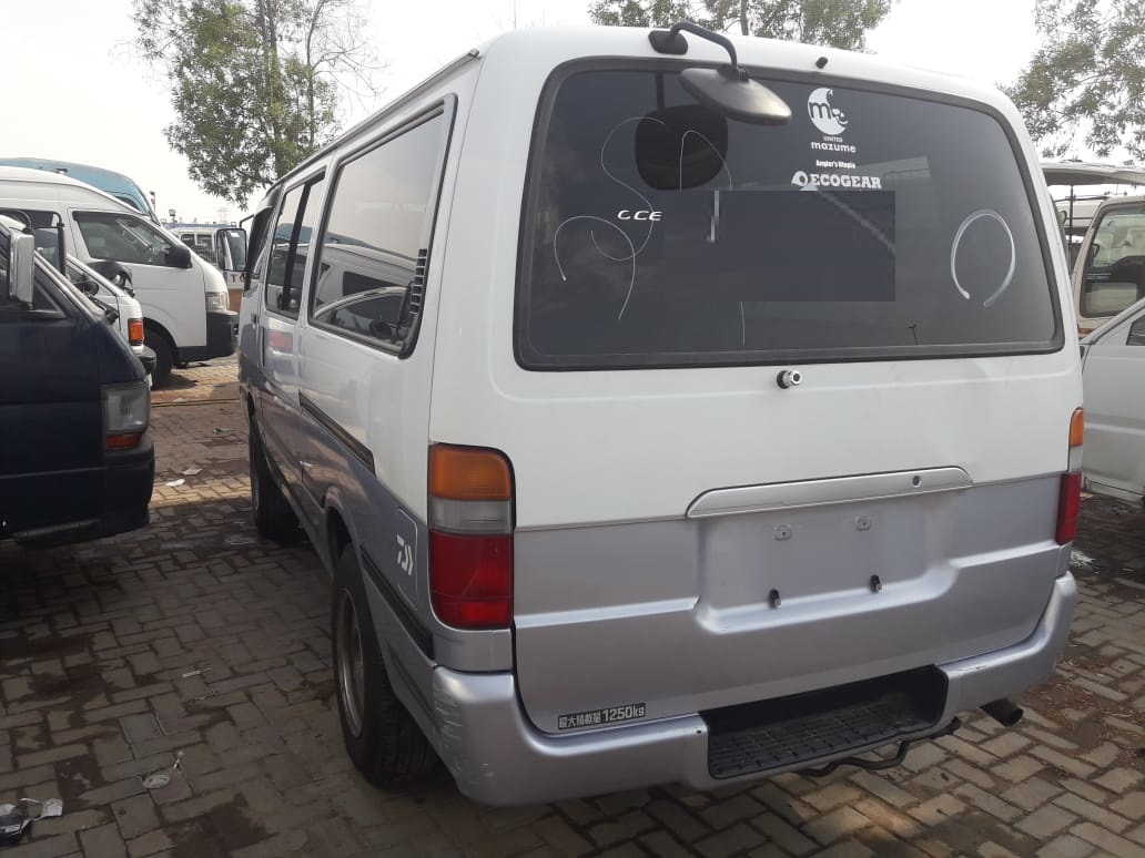 6545 - Toyota hiace 3.0 AT van White and silver
