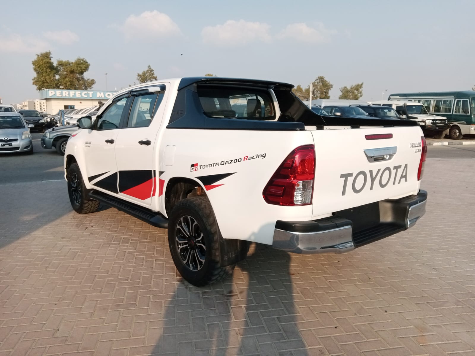 2235 TOYOTA HILUX PICK UP AT 2.8 4WD WHITE