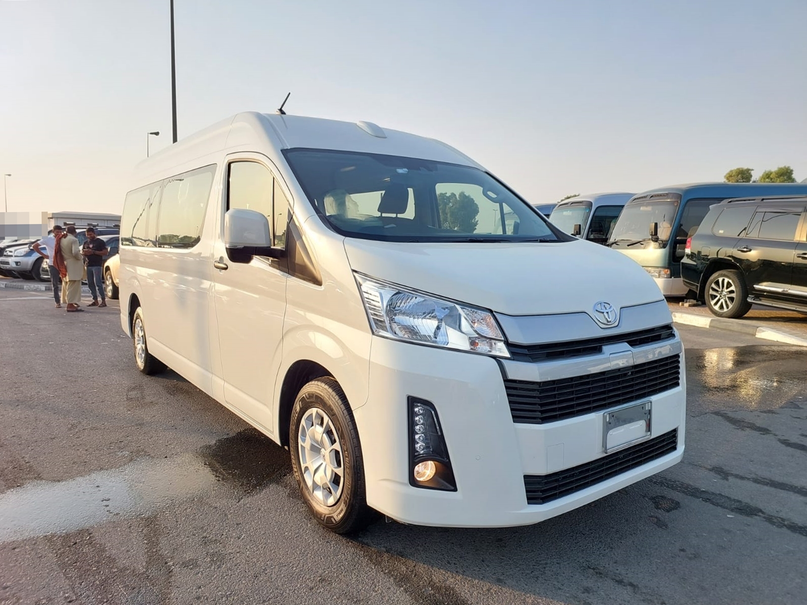 7337  TOYOTA HIACE COMMUTER  2.8 2WD A/T WHITE