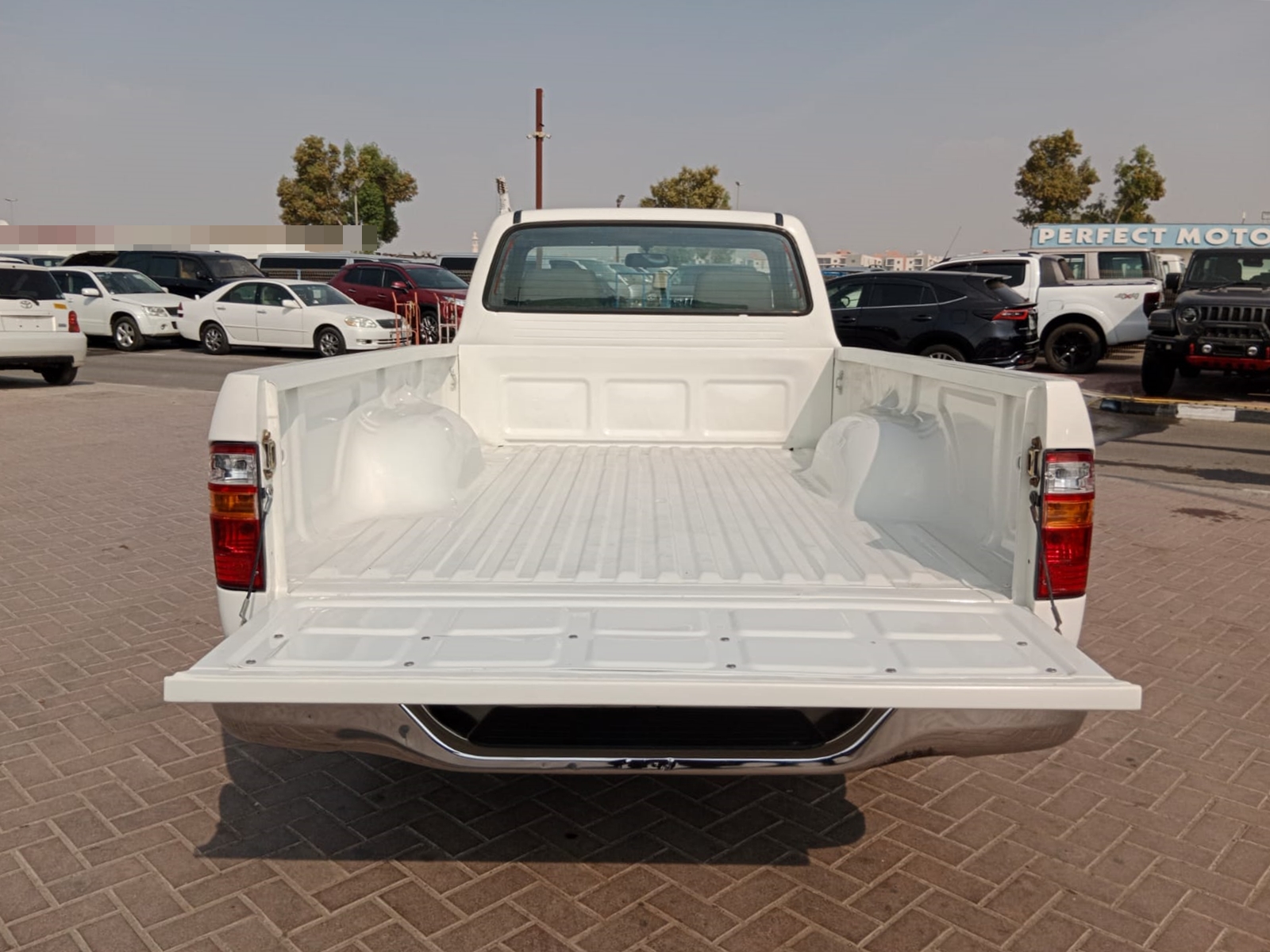 0989  TOYOTA HILUX 2WD M/T 3.0 WHITE