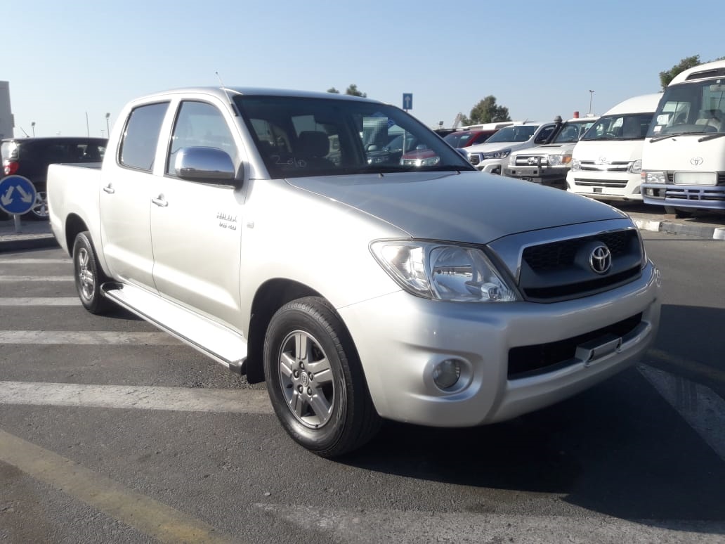 2129 TOYOTA HILUX PICK UP 2WD AT SILVER