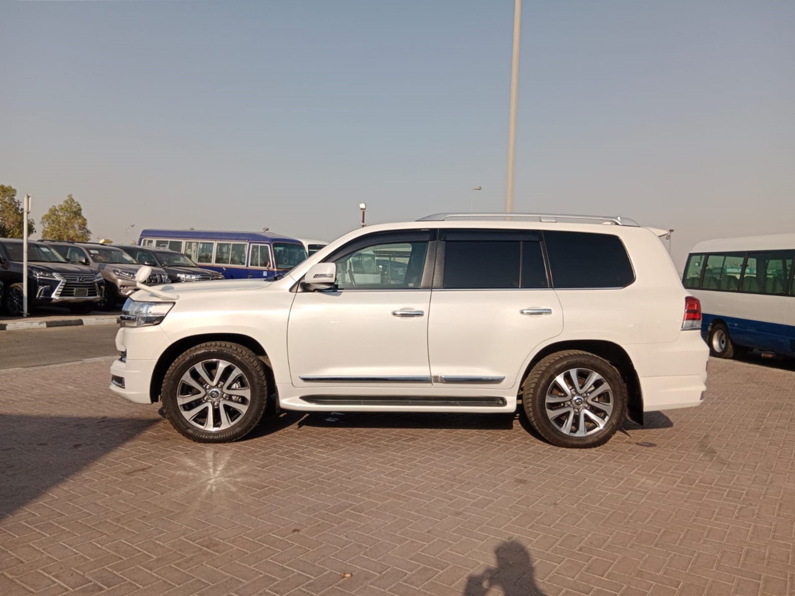 5665 TOYOTA  LAND CRUISER (ZX) 4.6 A/T 4WD PEARL WHITE