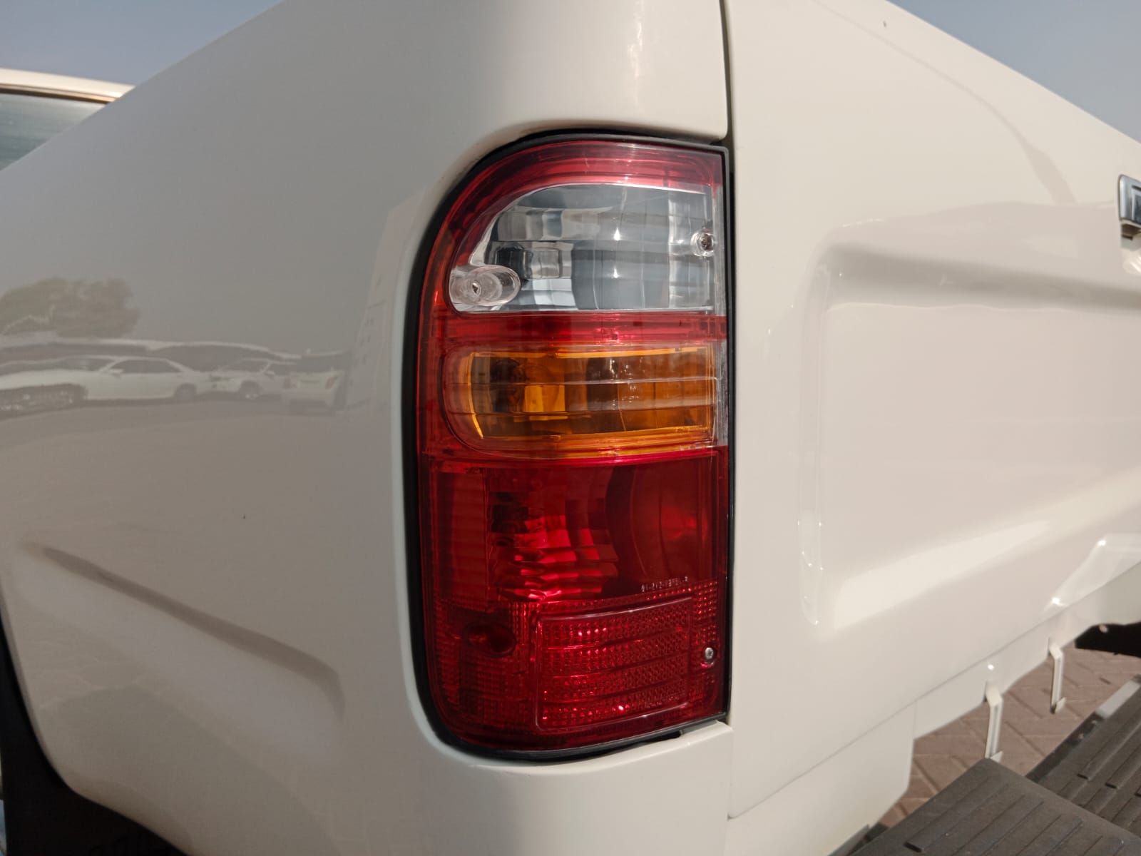 0989  TOYOTA HILUX 2WD M/T 3.0 WHITE