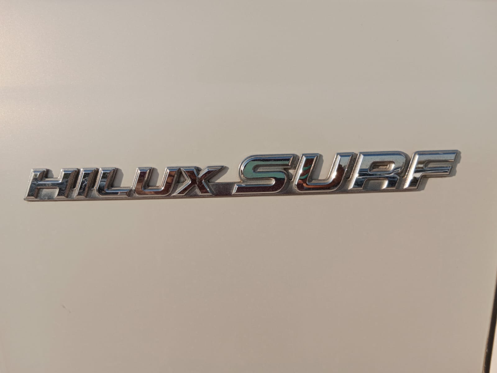 2949TOYOTA HILUX SURF AT  2.7 WHITE