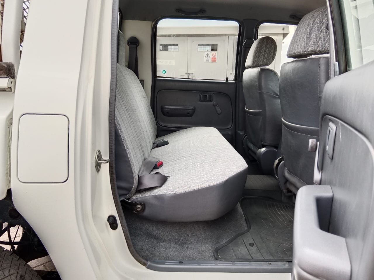 6289  TOYOTA  HILUX 3.0 M/T 4WD WHITE