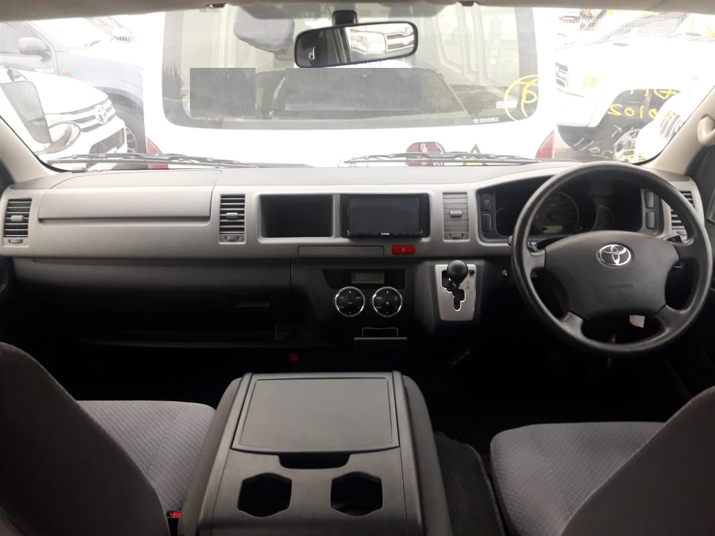 273 - Toyota hiace commuter 3.0 AT Van White