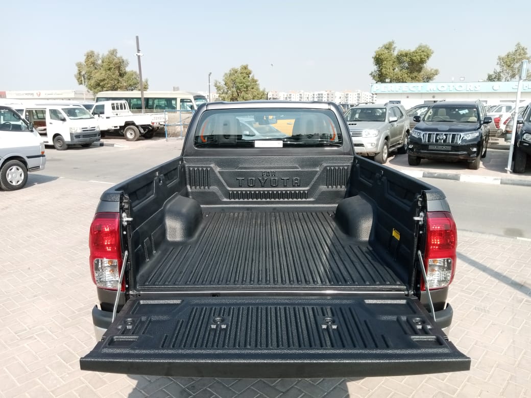 9693 TOYOTA HILUX PICK UP AT 2.8 4WD GRAY