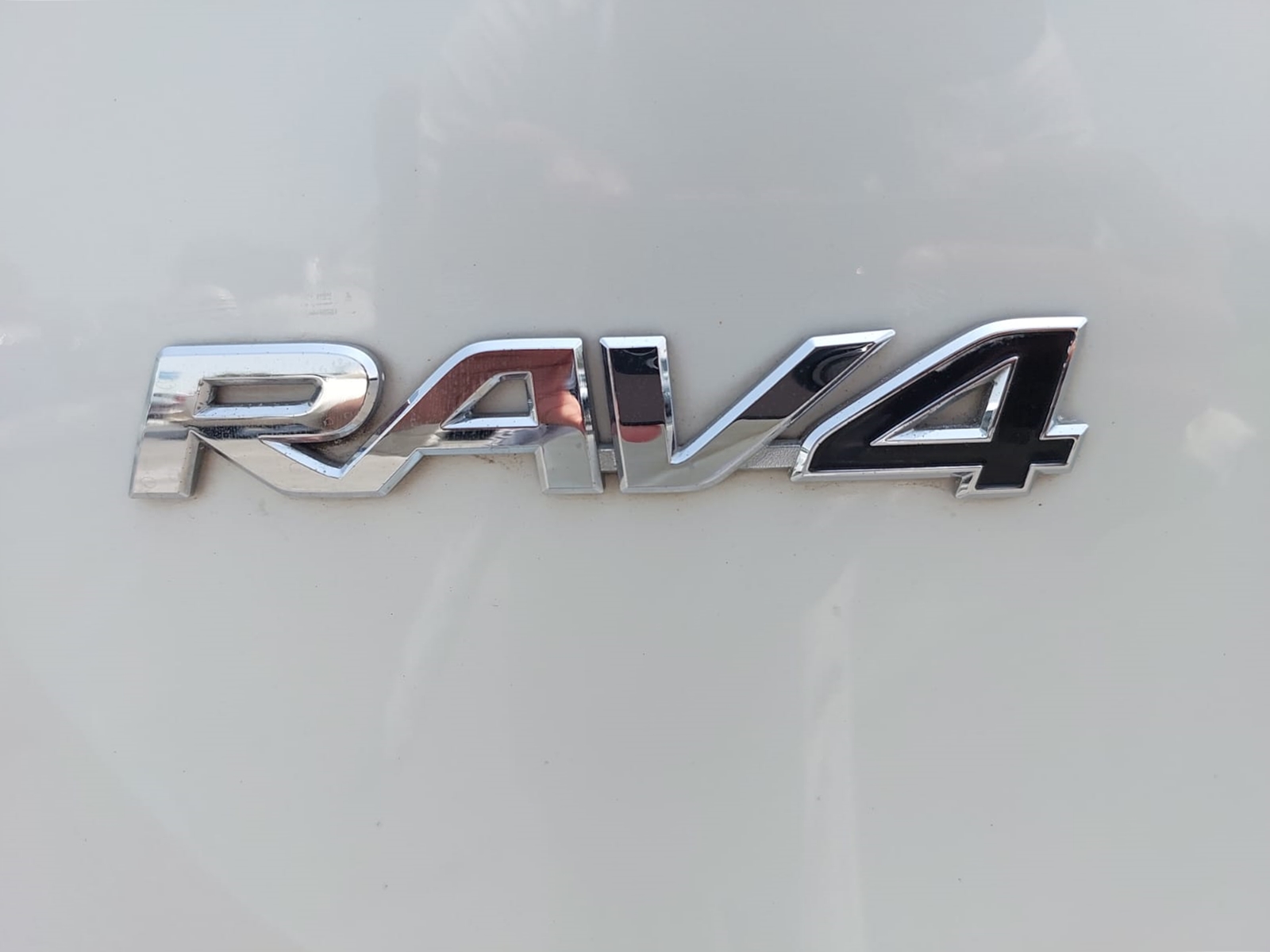 0676 TOYOTA RAV4 CRUISER  RAV4 2.5 A/T PEARL WHITE