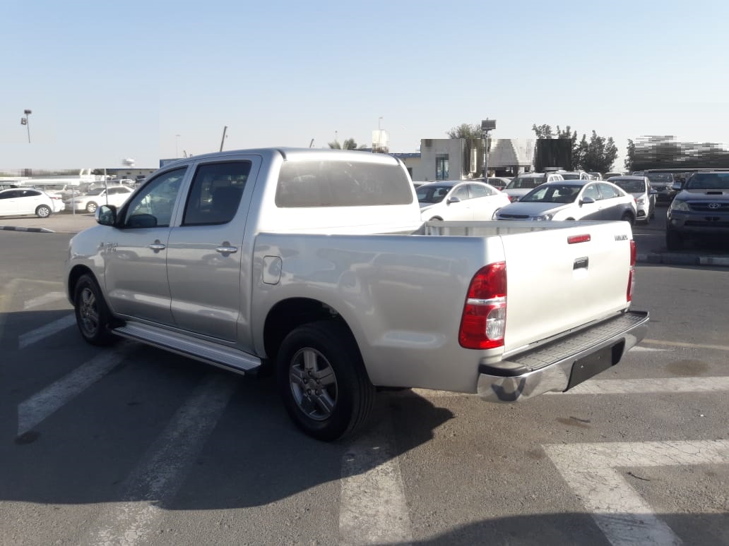 2129 TOYOTA HILUX PICK UP 2WD AT SILVER