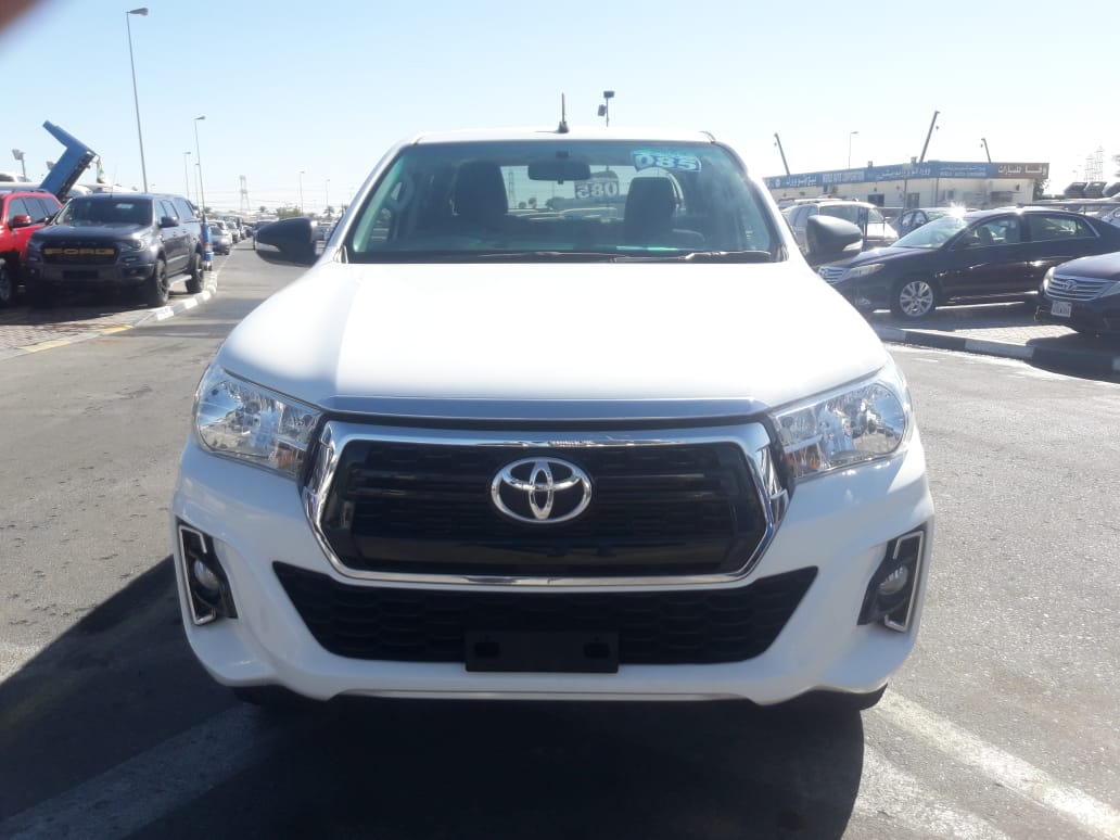 3445-TOYOTA HILUX PICKUP 2.8 AT WHITE