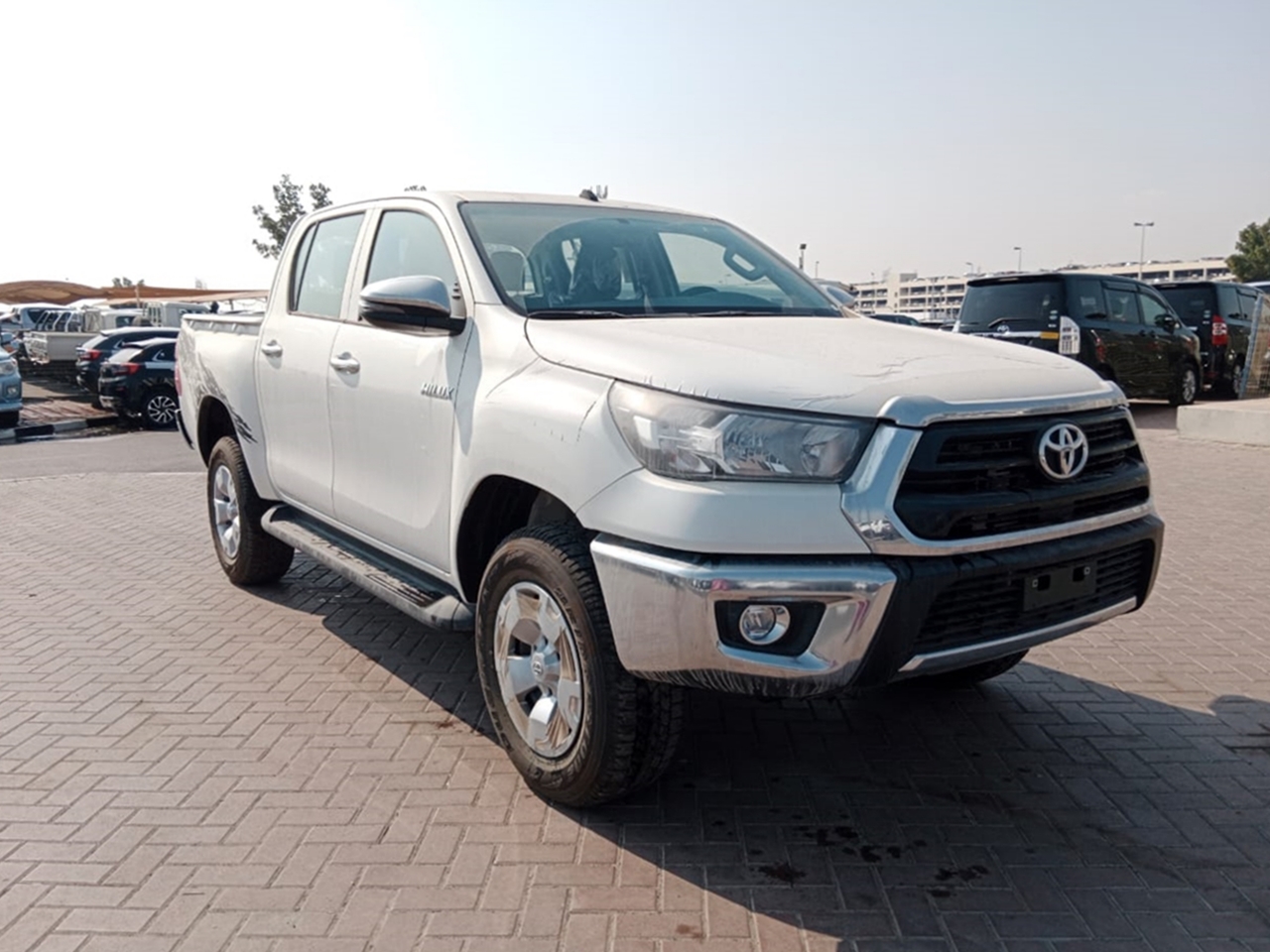 1208  TOYOTA HILUX 2.4 4WD M/T WHITE