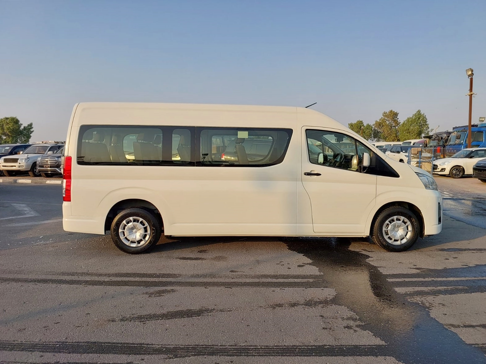 7337  TOYOTA HIACE COMMUTER  2.8 2WD A/T WHITE